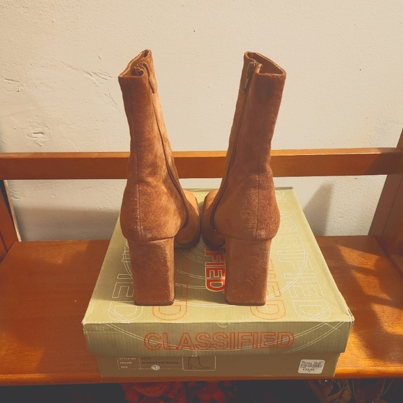 Never worn Vintage Classified real suede boots size 7 - Picture 3 of 3
